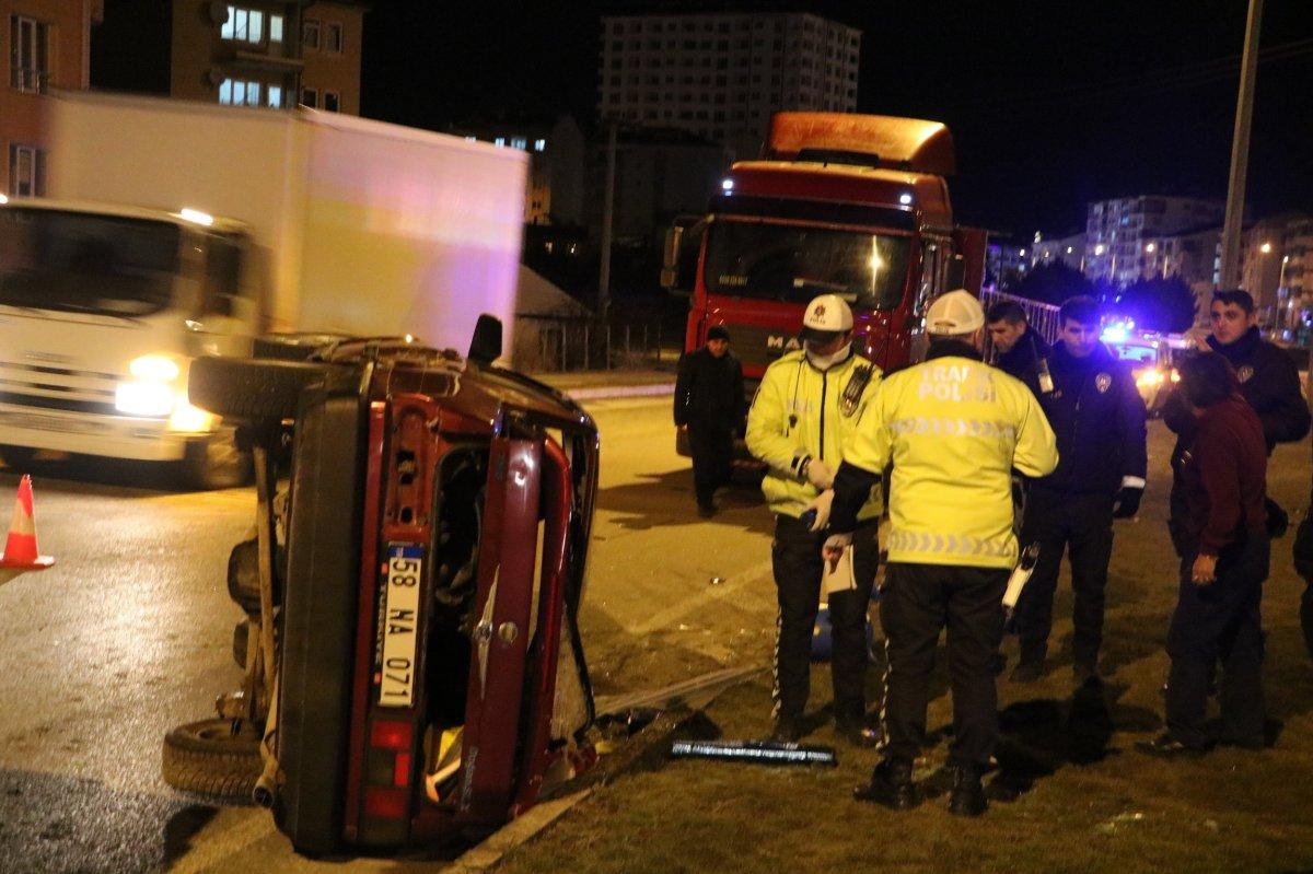 Sivas'ta tıra çarpan otomobil yan yattı: 5 yaralı