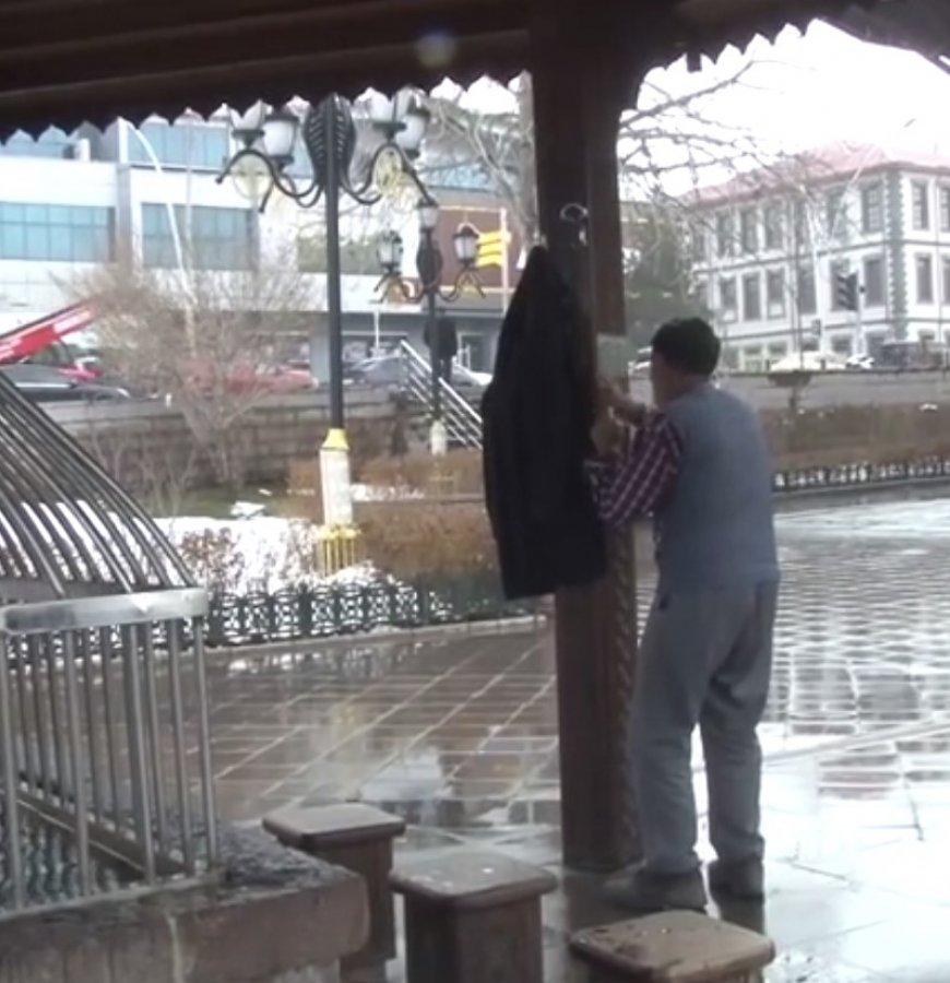 Camiler boş kaldı, cemaat girebilme umuduyla bekledi