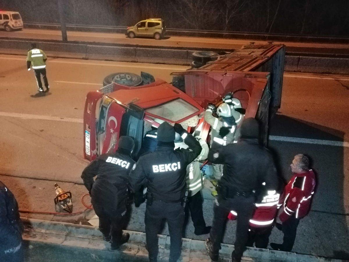İstanbul'da otomobil, kamyonete arkadan çarptı: 2 yaralı
