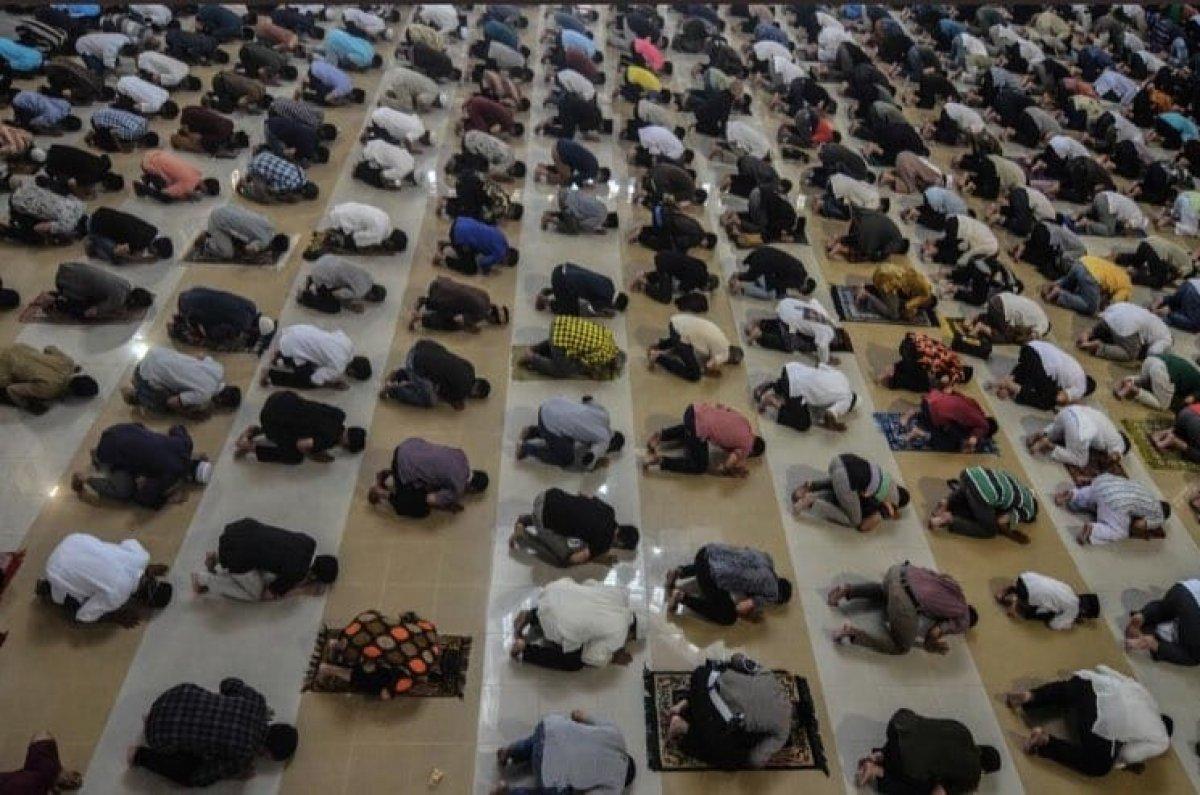 Endonezya’da cuma namazına korona tedbiri