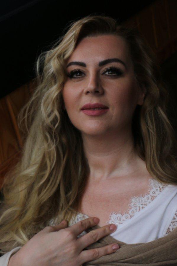 Özlem Binel ile son romanı Ay Işığım’ı konuştuk