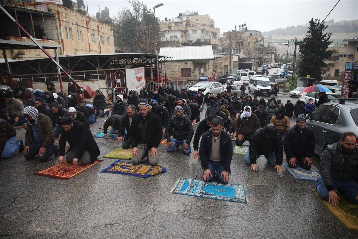 İsrail polisinden Filistinlilerin Mescid-i Aksa'ya ulaşımına engel
