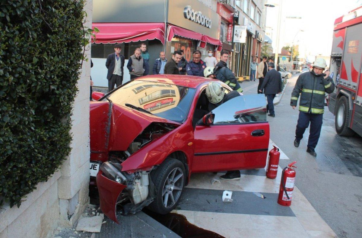 Valilik duvarına çarpan kadın gözyaşlarına boğuldu