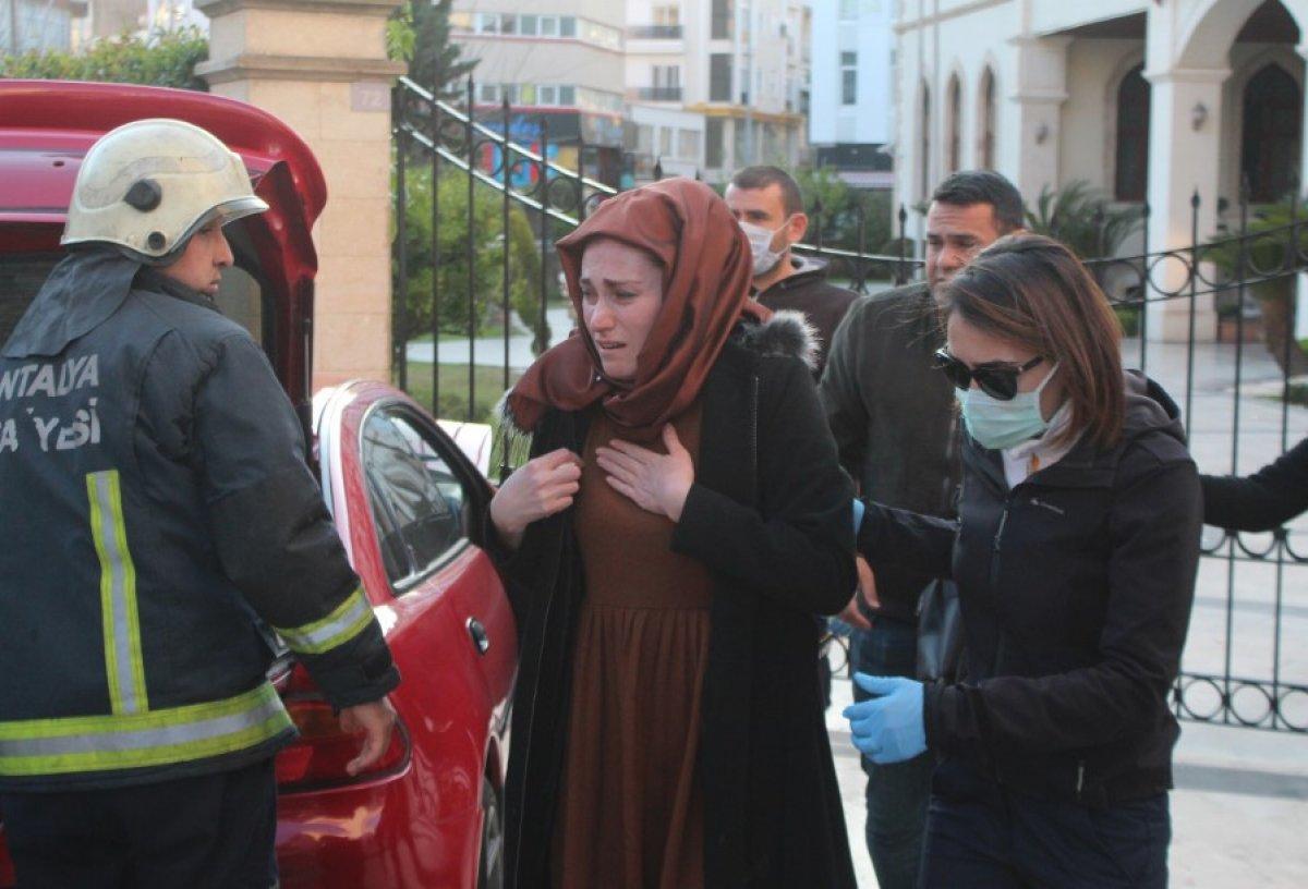 Valilik duvarına çarpan kadın gözyaşlarına boğuldu