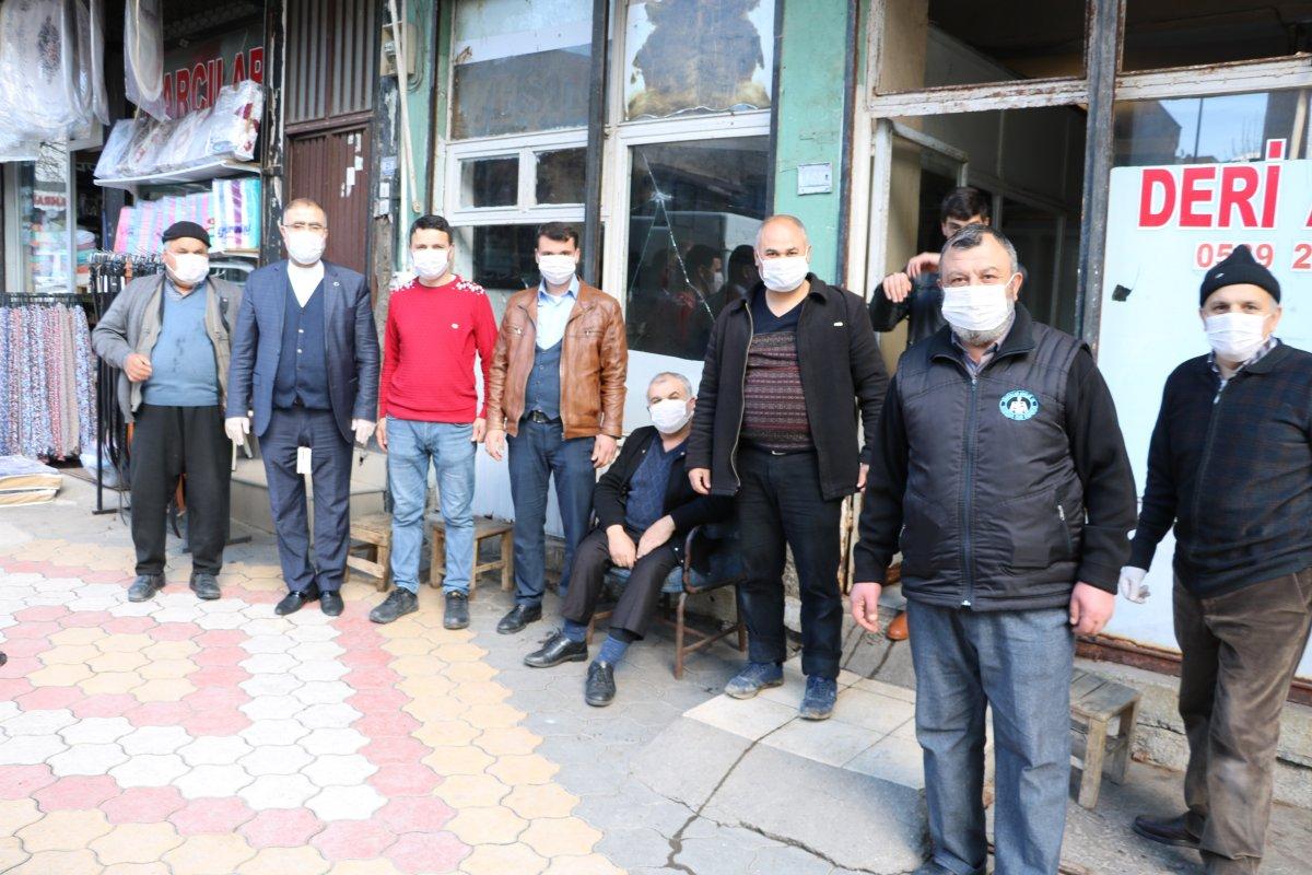 Kahramanmaraşlı hayırsever 5 bin adet maske dağıttı