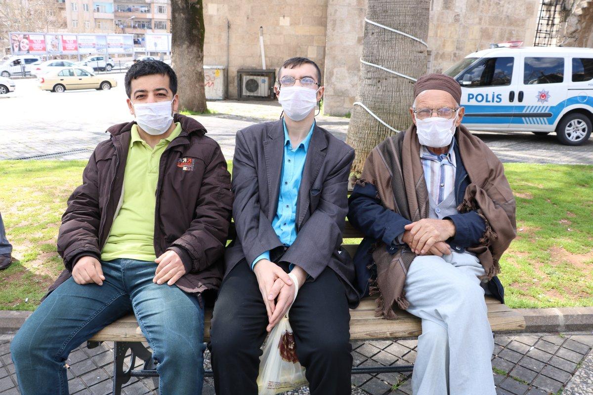 Kahramanmaraşlı hayırsever 5 bin adet maske dağıttı