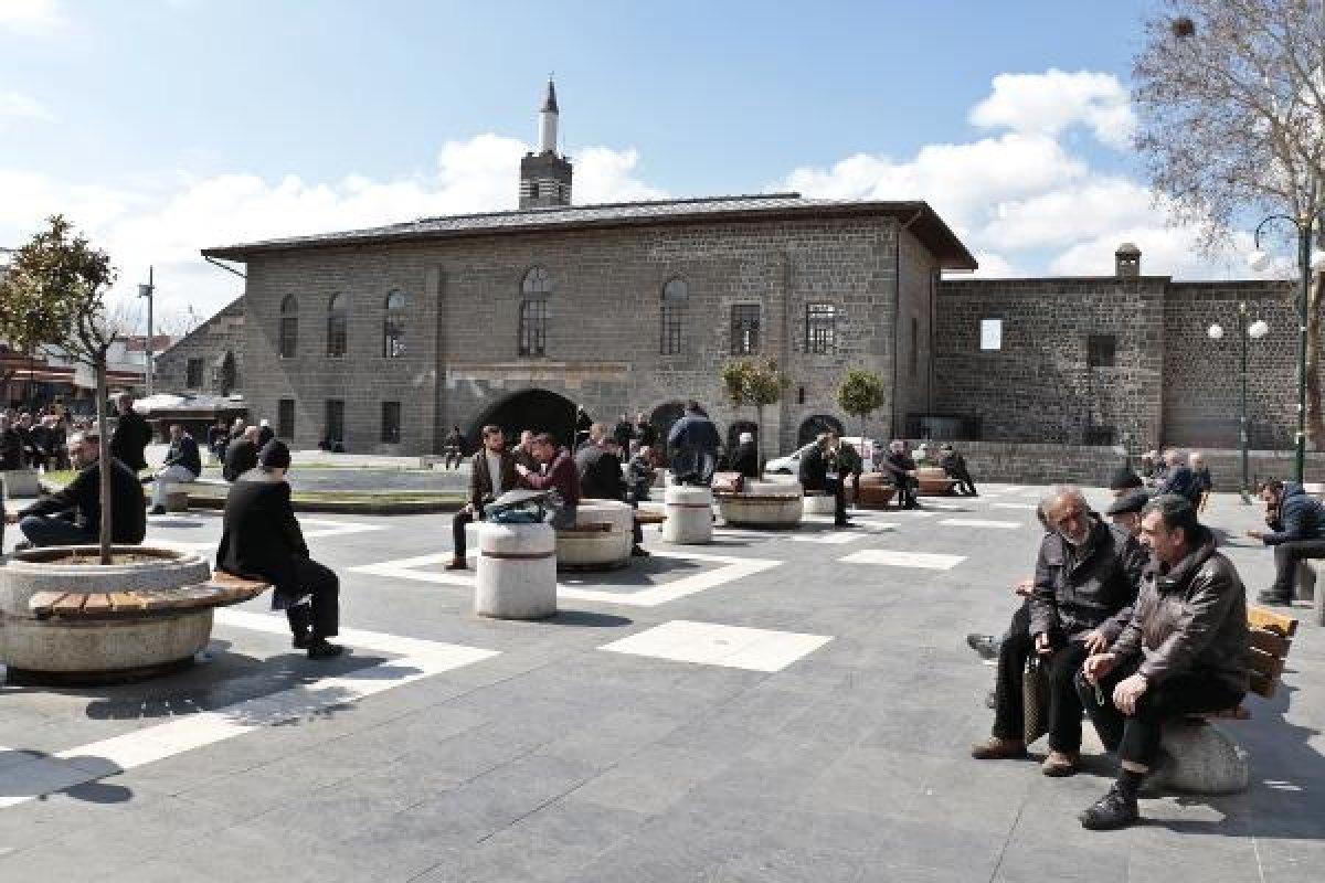 65 yaş üstüne sokağa çıkışlarda sınırlama