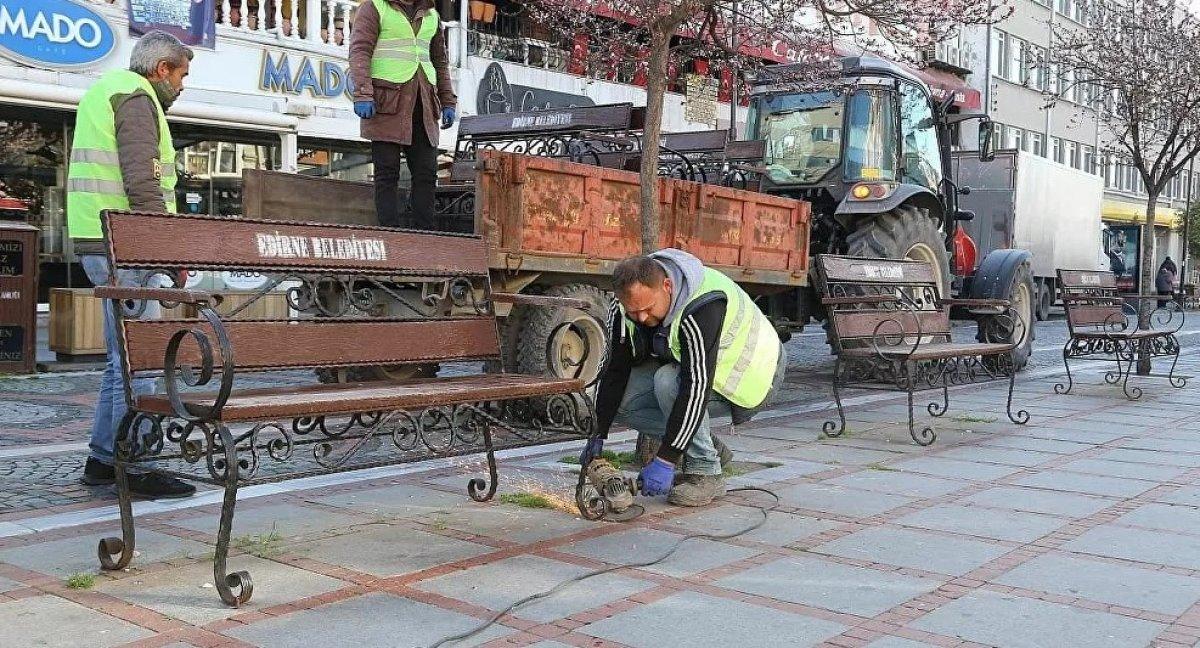 Edirne'de meydanlardaki bankların toplanmasına tepki