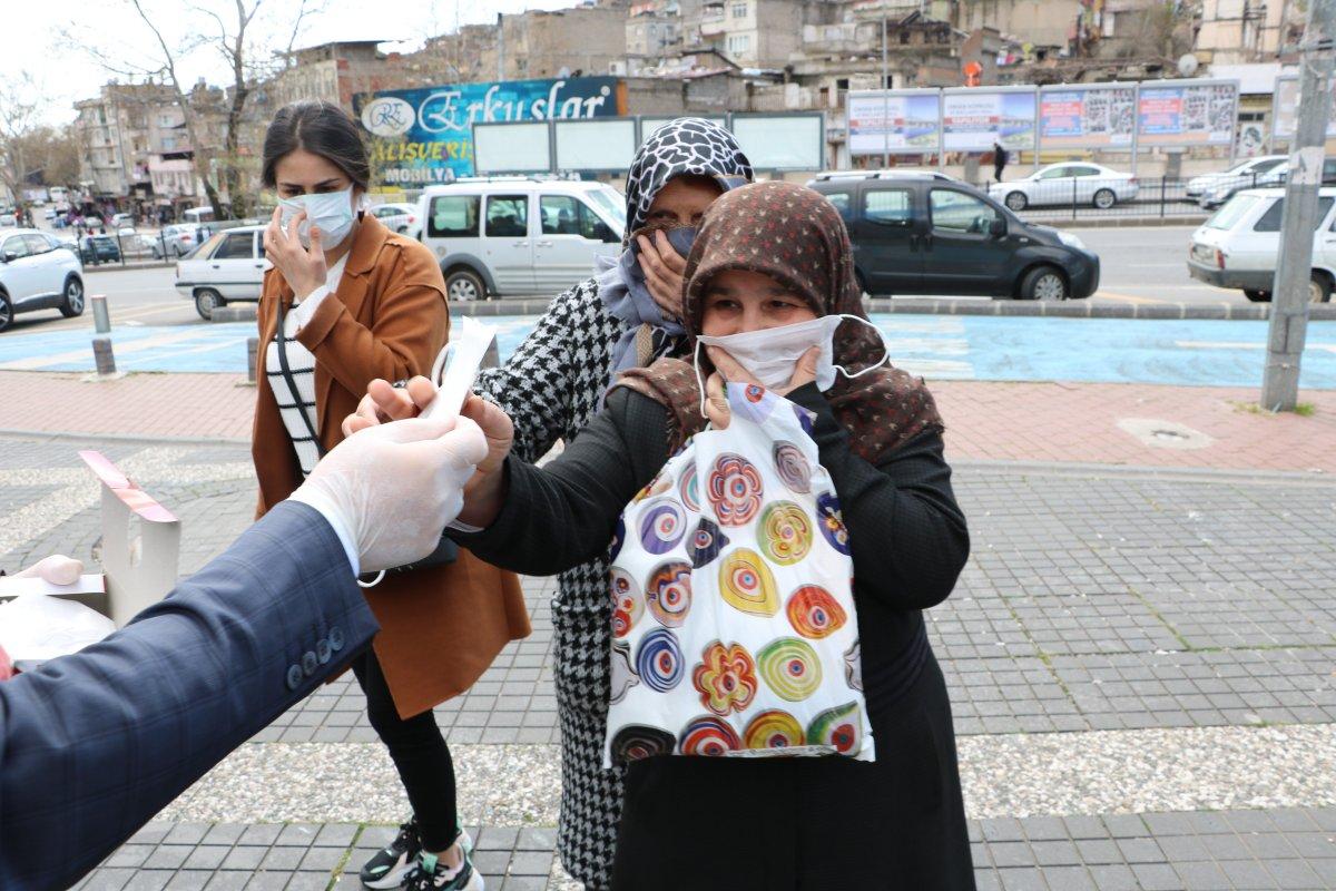 Kahramanmaraşlı hayırsever 5 bin adet maske dağıttı