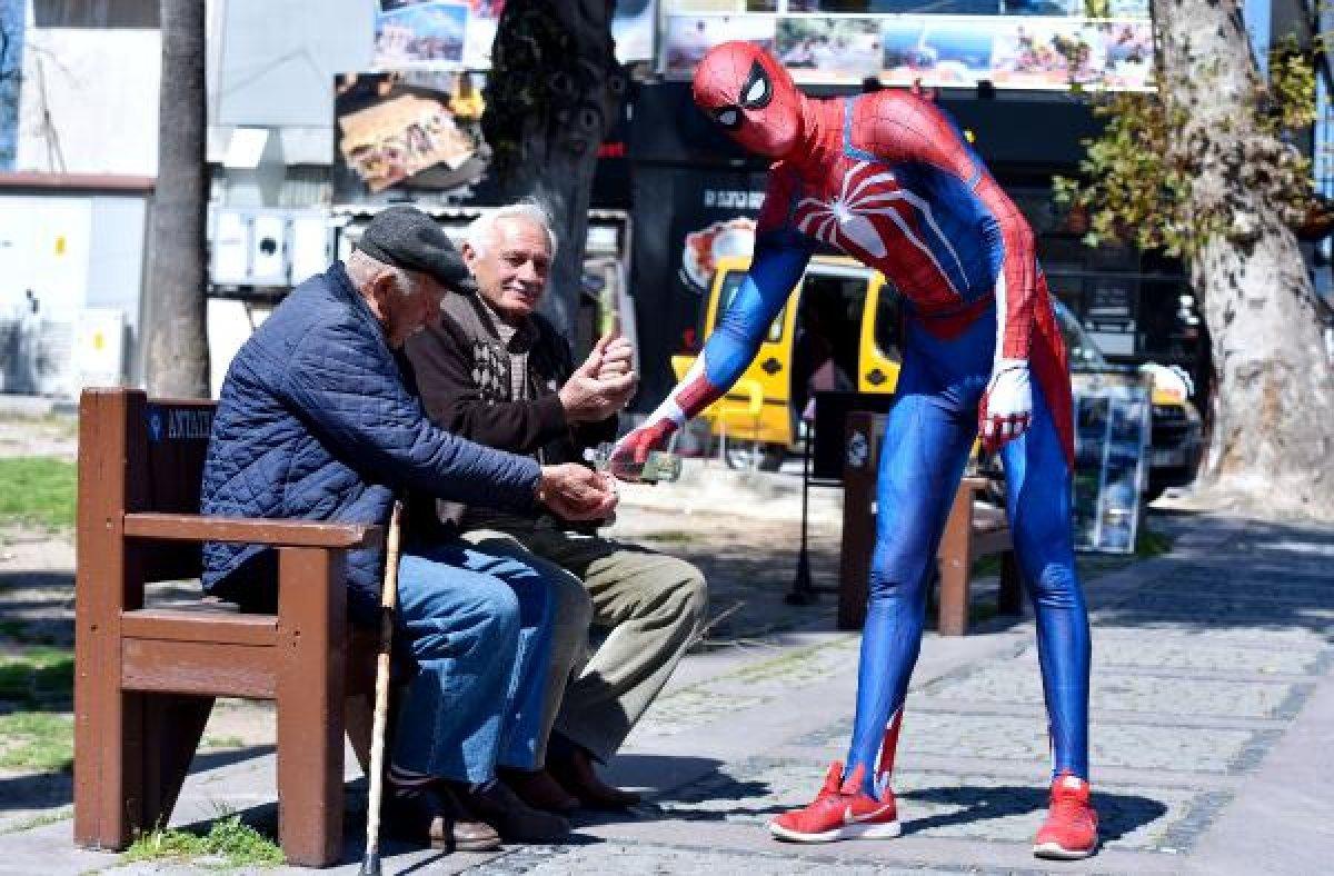 Antalyalı Örümcek Adam vatandaşlara kolonya dağıttı