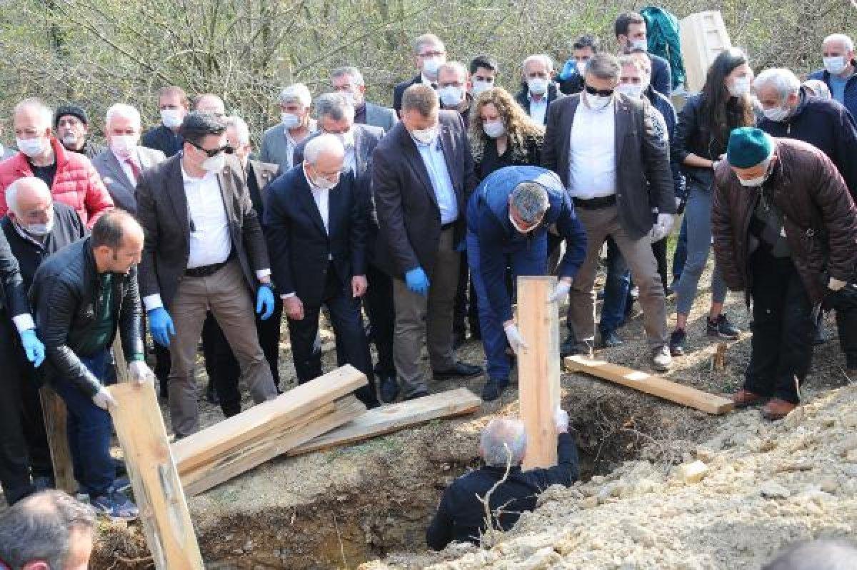 Kemal Kılıçdaroğlu kız kardeşini toprağa verdi
