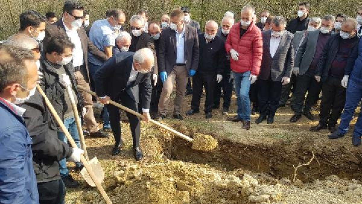 Kemal Kılıçdaroğlu kız kardeşini toprağa verdi