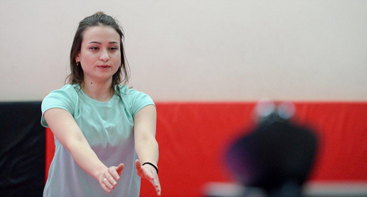 'Evde kal' çağrısına uyanlara internetten spor programı