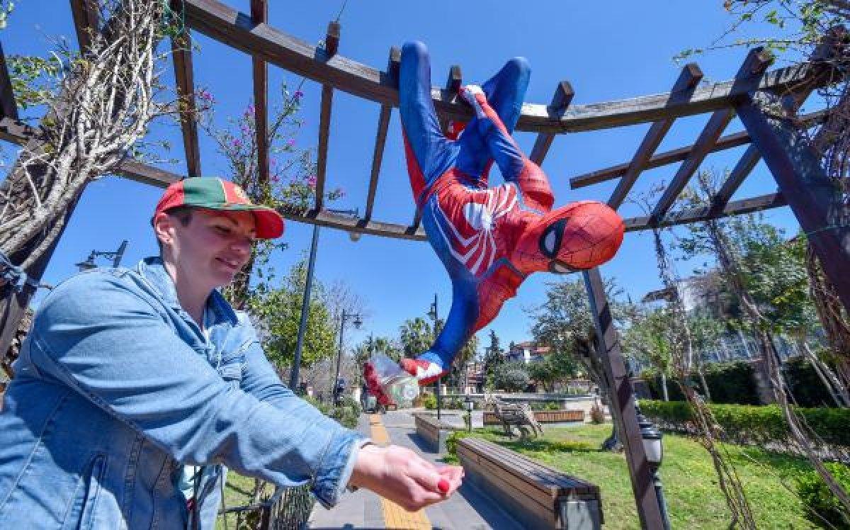 Antalyalı Örümcek Adam vatandaşlara kolonya dağıttı
