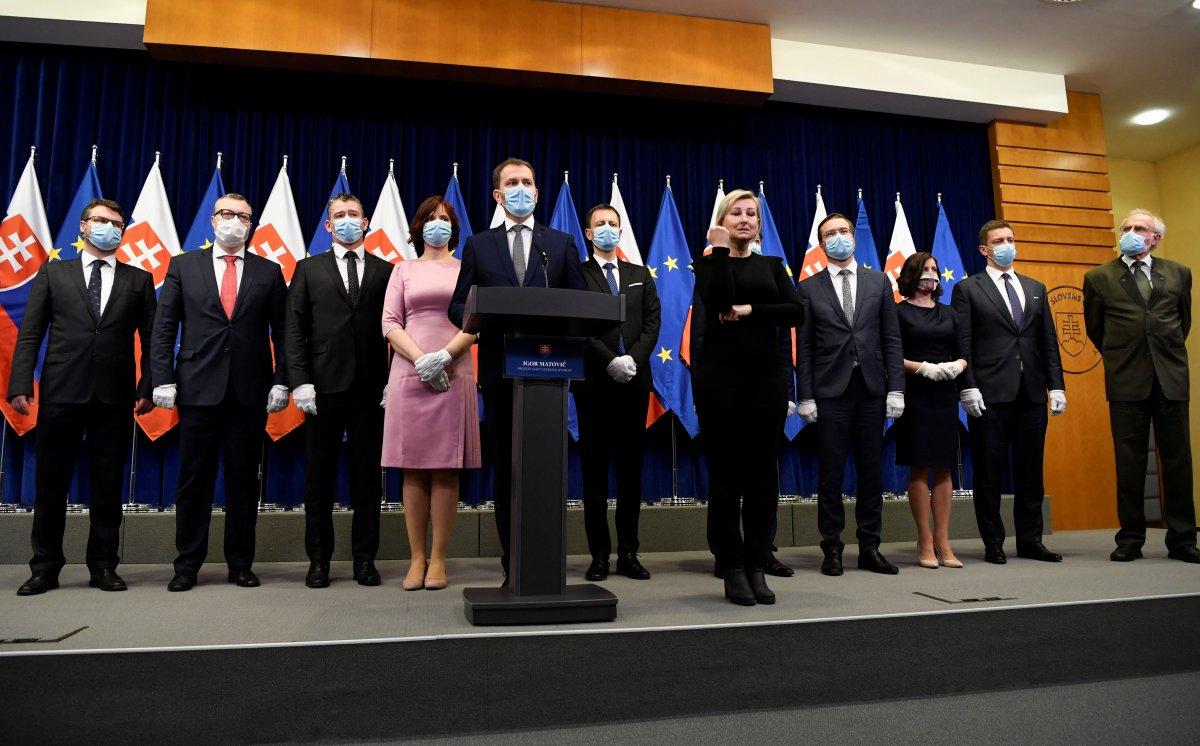 Slovakya'da başbakanın eldivenli maskeli yemin töreni