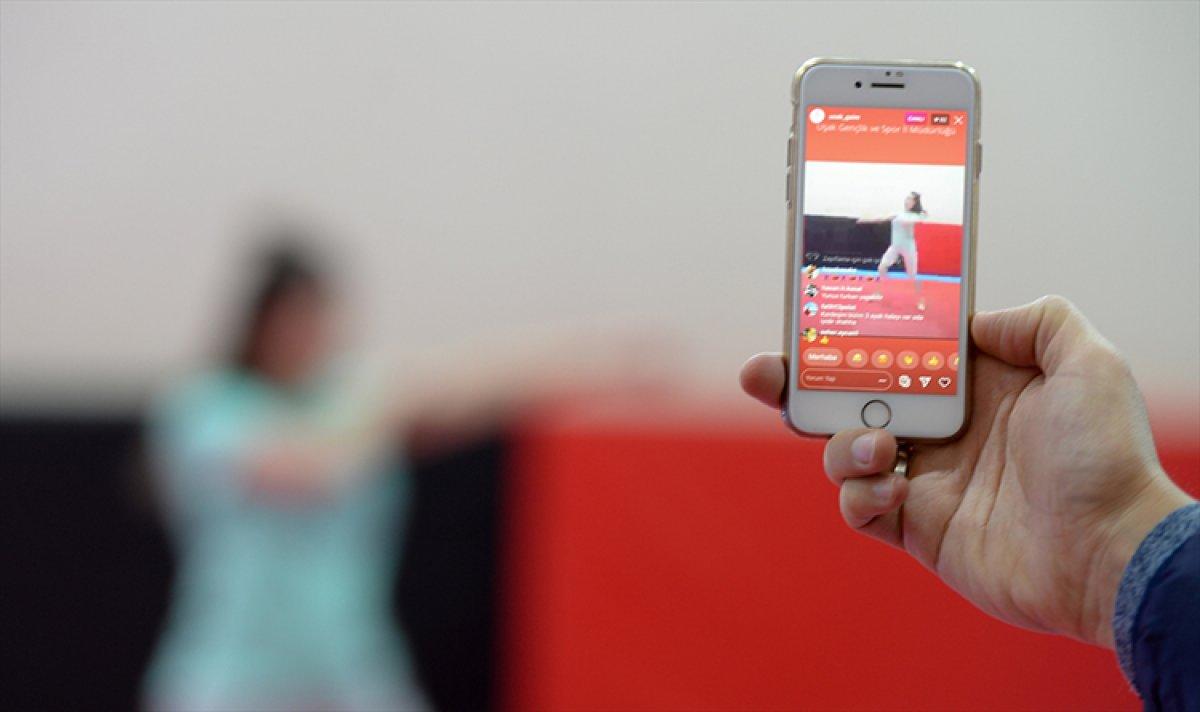 'Evde kal' çağrısına uyanlara internetten spor programı