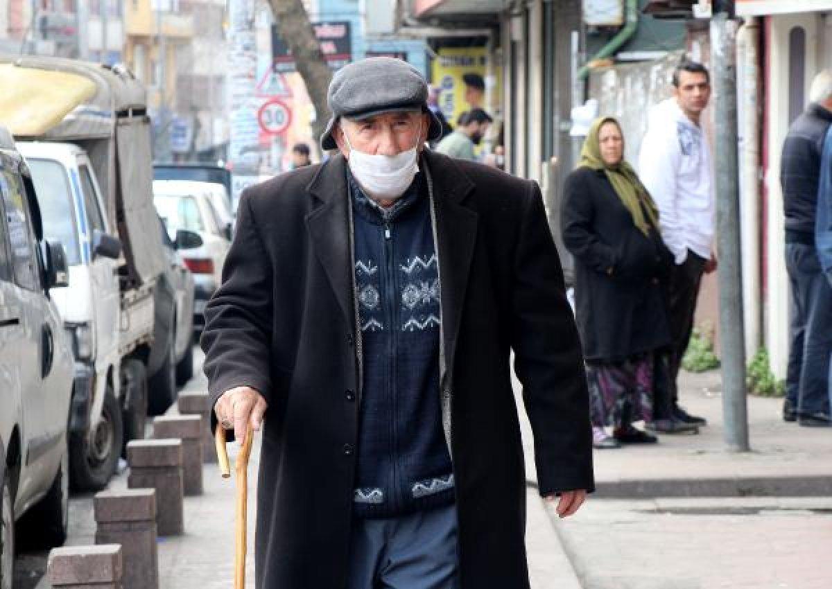 Yaşlı adamı darbedip emekli maaşını çaldılar