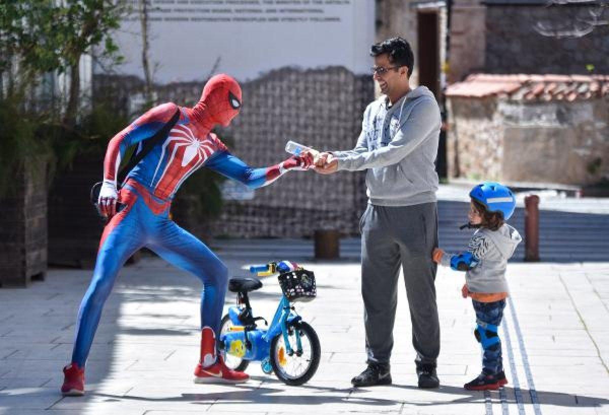 Antalyalı Örümcek Adam vatandaşlara kolonya dağıttı