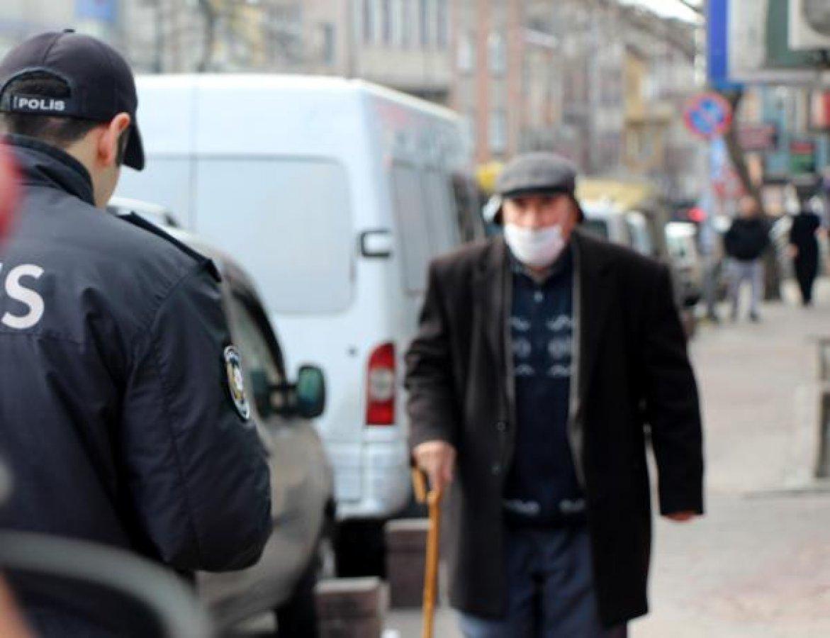 Yaşlı adamı darbedip emekli maaşını çaldılar