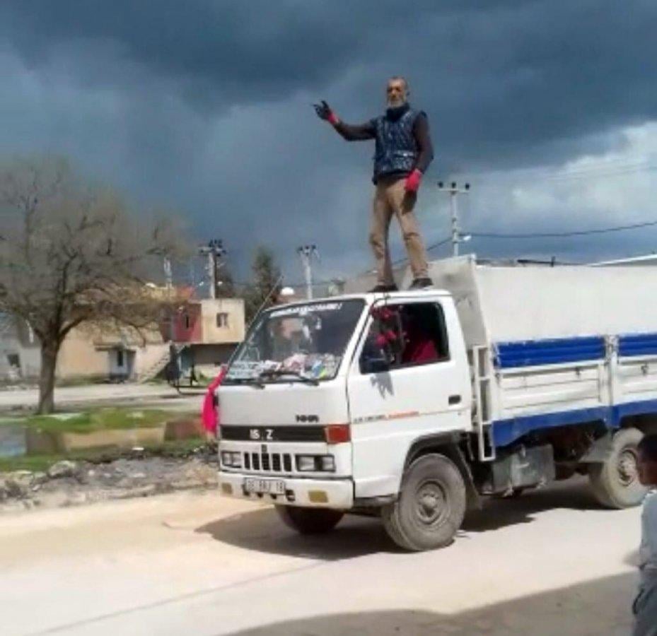 Mardin'de sürücü seyir halindeki aracının üzerine çıktı