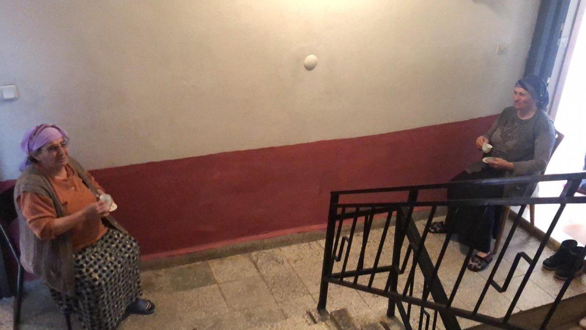 Koronavirüs nedeniyle kahvelerini kapının önünde içtiler