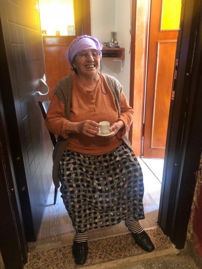 Koronavirüs nedeniyle kahvelerini kapının önünde içtiler