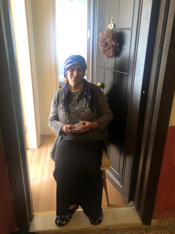 Koronavirüs nedeniyle kahvelerini kapının önünde içtiler