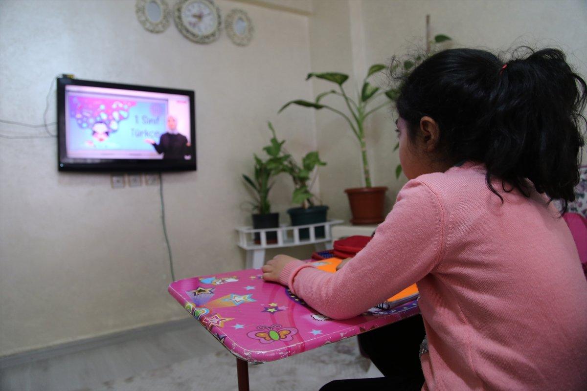 Uzaktan eğitimde ilk ders Bakan Selçuk'tan