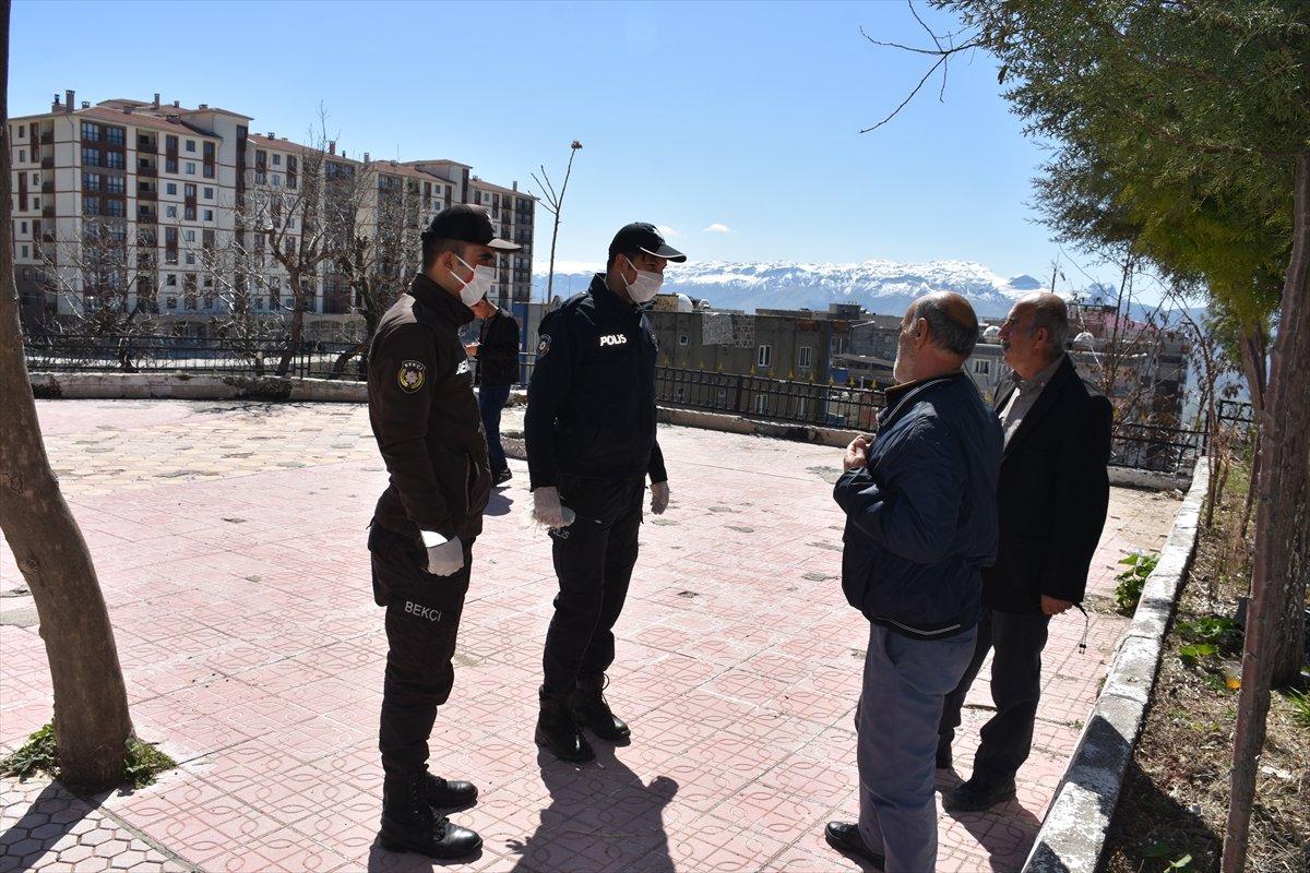 Sokak yasağına uyan yaşlı adama, polis yardımcı oldu