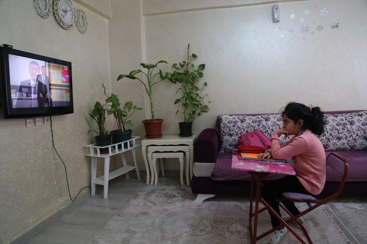 Uzaktan eğitimde ilk ders Bakan Selçuk'tan