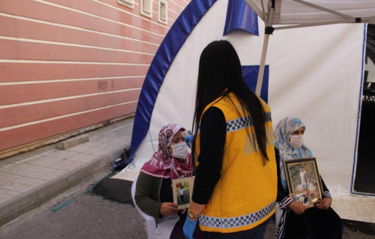 Evlat nöbetindeki aileler sağlık kontrolünden geçti