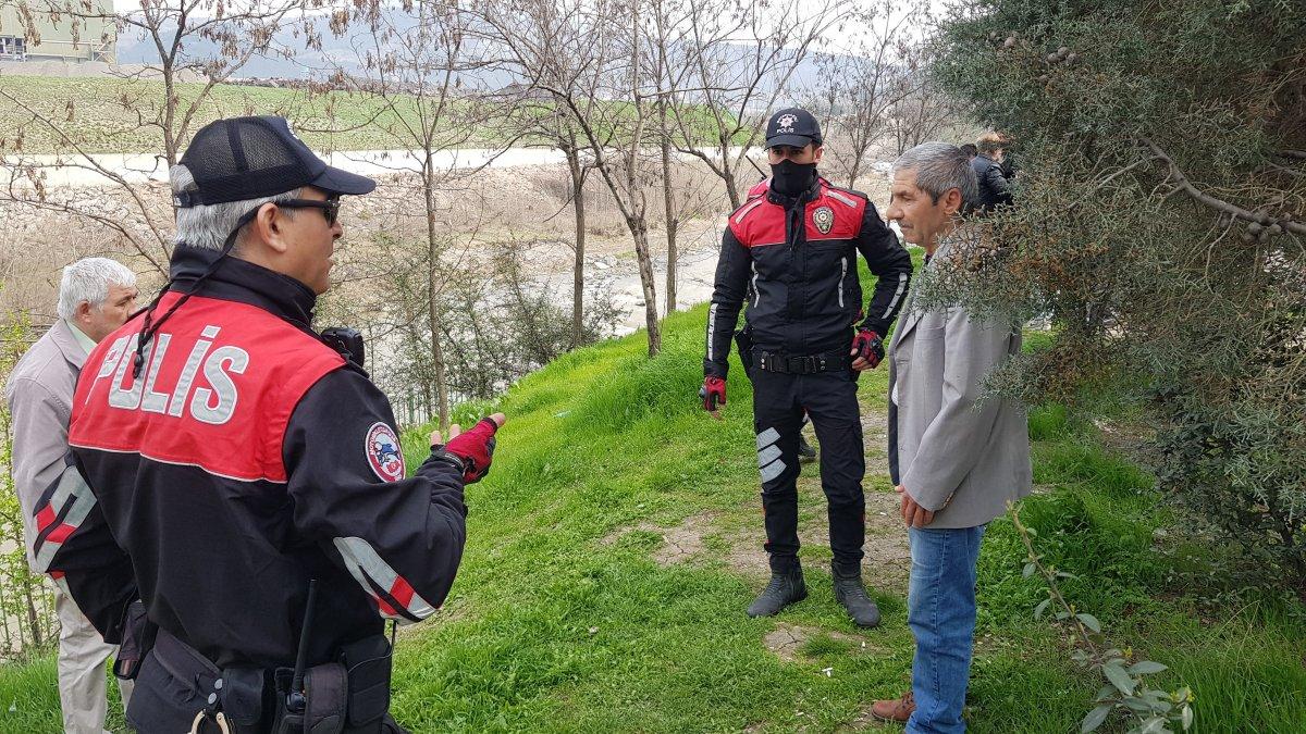 Polis uyardığı yaşlıları kolonya sıkarak evlerine gönderdi