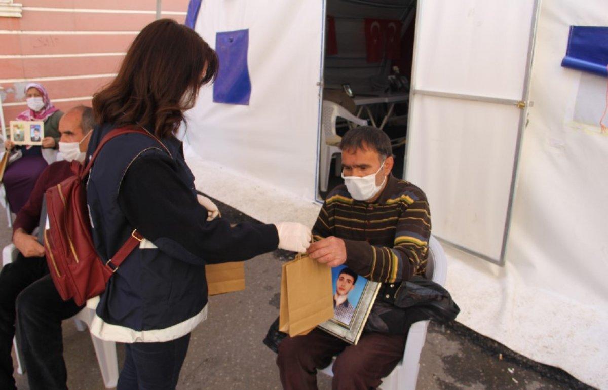 Evlat nöbetindeki aileler sağlık kontrolünden geçti