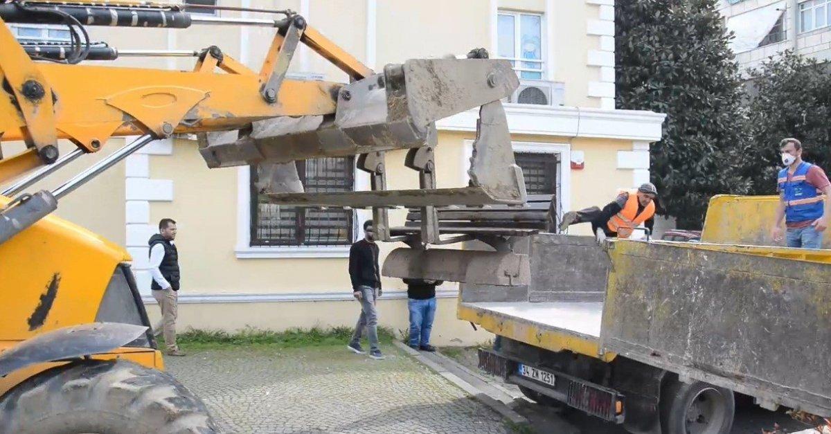 İstanbul'da zabıta ekibi bankları kepçeyle topladı