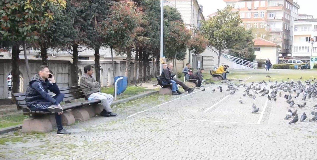 İstanbul'da zabıta ekibi bankları kepçeyle topladı