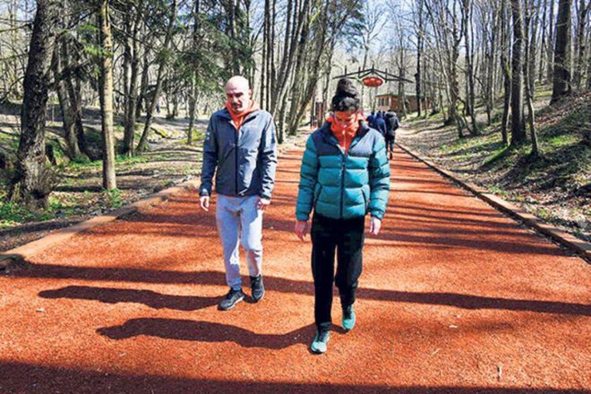 Berrak Tüzünataç ile Birkan Sokullu ormanda pişti oldu