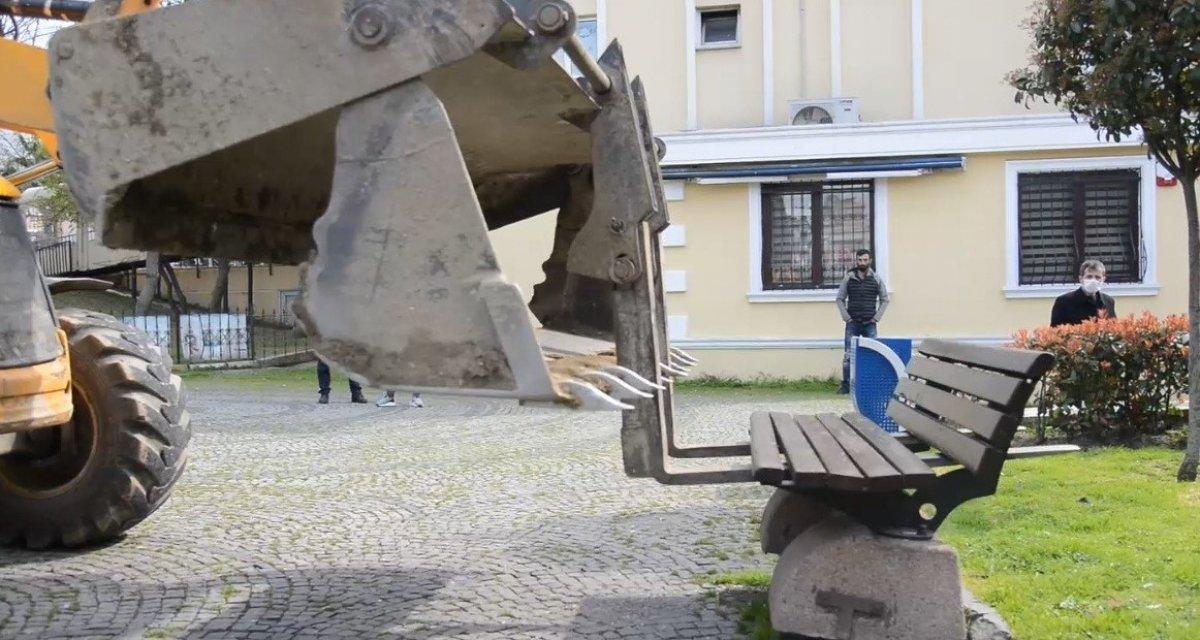 İstanbul'da zabıta ekibi bankları kepçeyle topladı