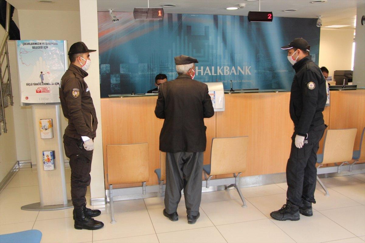 Sokak yasağına uyan yaşlı adama, polis yardımcı oldu