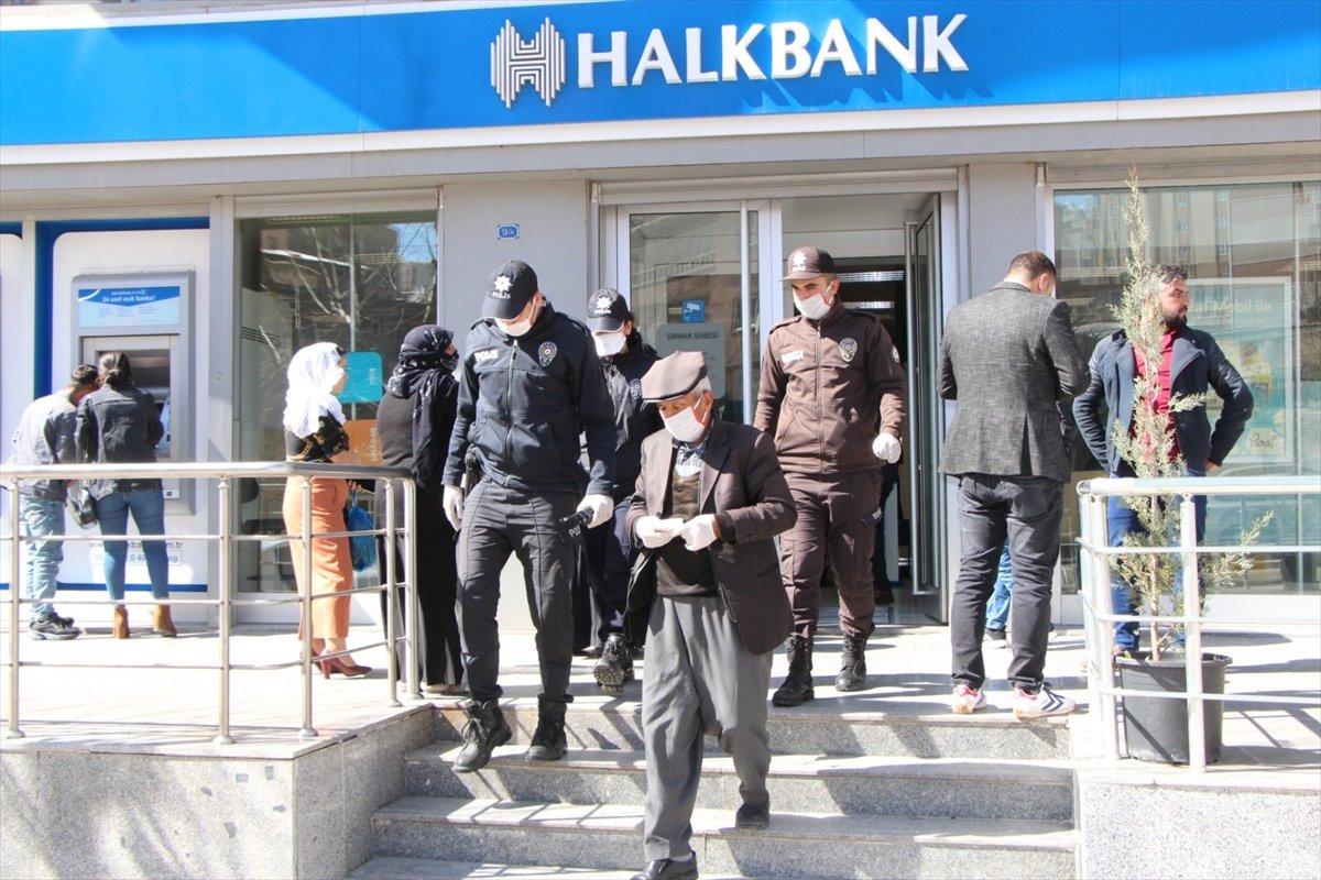 Sokak yasağına uyan yaşlı adama, polis yardımcı oldu