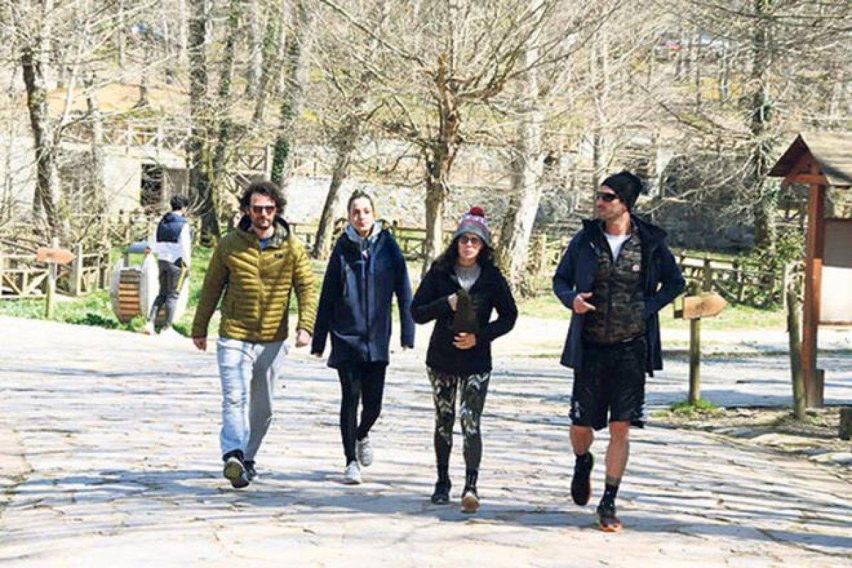 Berrak Tüzünataç ile Birkan Sokullu ormanda pişti oldu