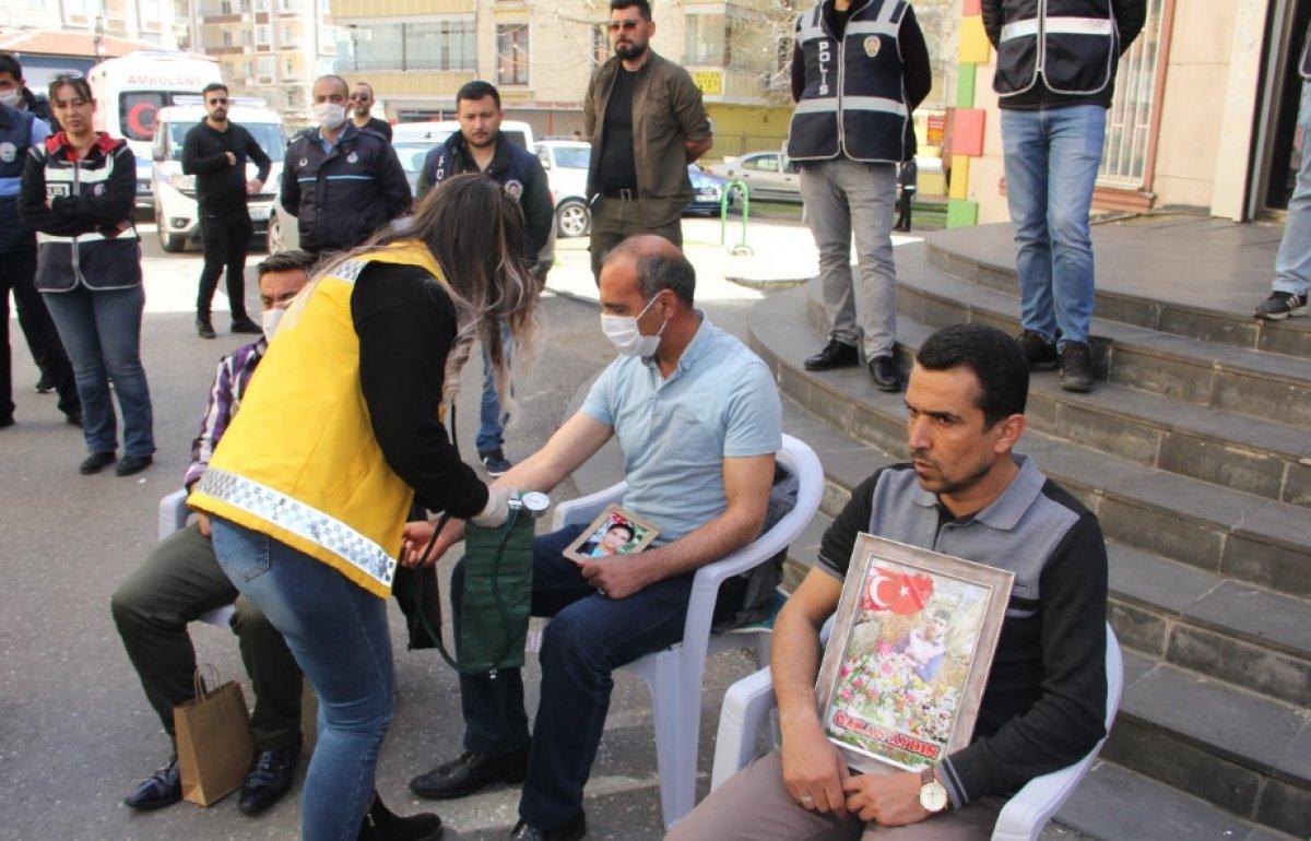 Evlat nöbetindeki aileler sağlık kontrolünden geçti