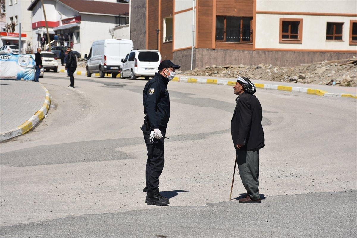 Sokak yasağına uyan yaşlı adama, polis yardımcı oldu