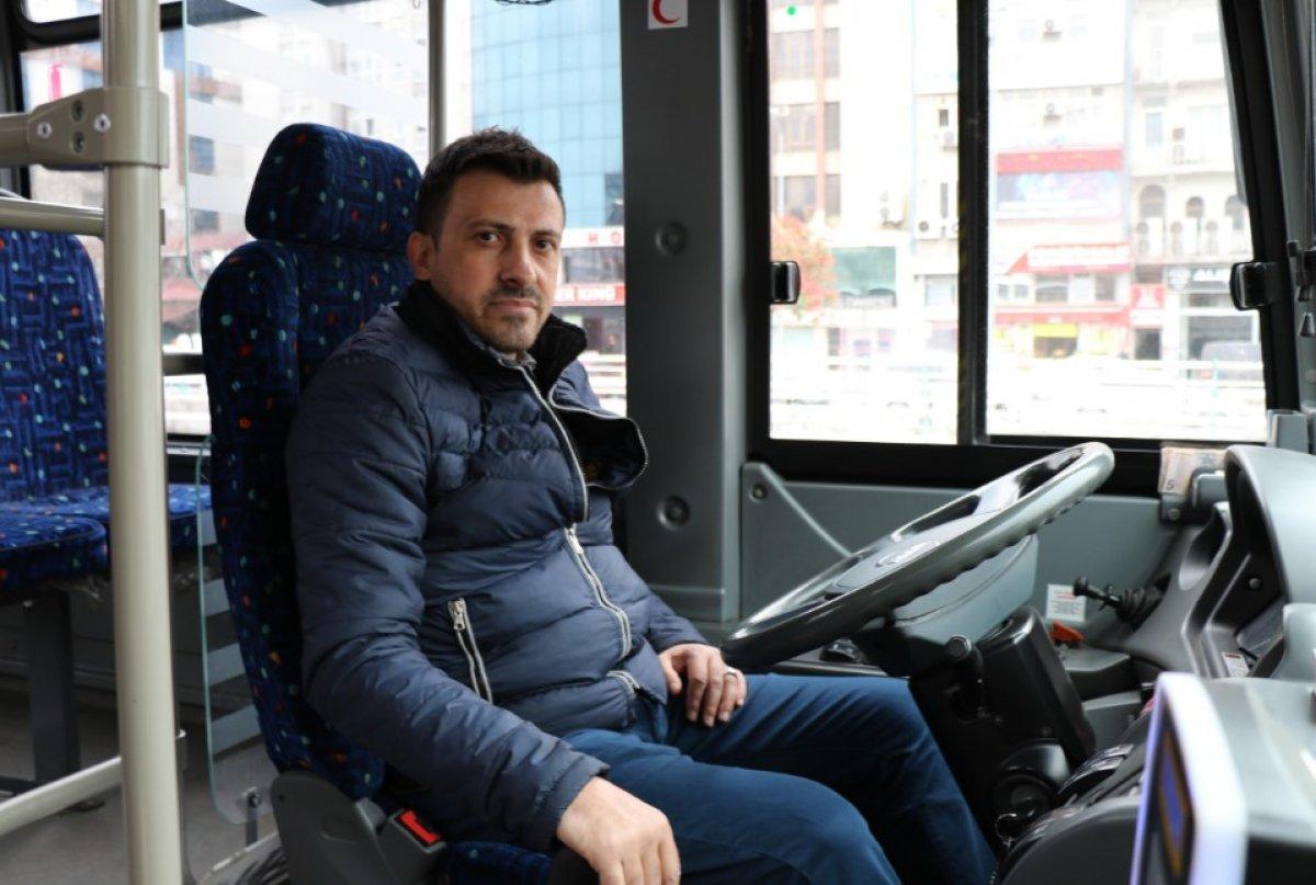 Yasağa rağmen otobüse binmek isteyen yaşlı kadın