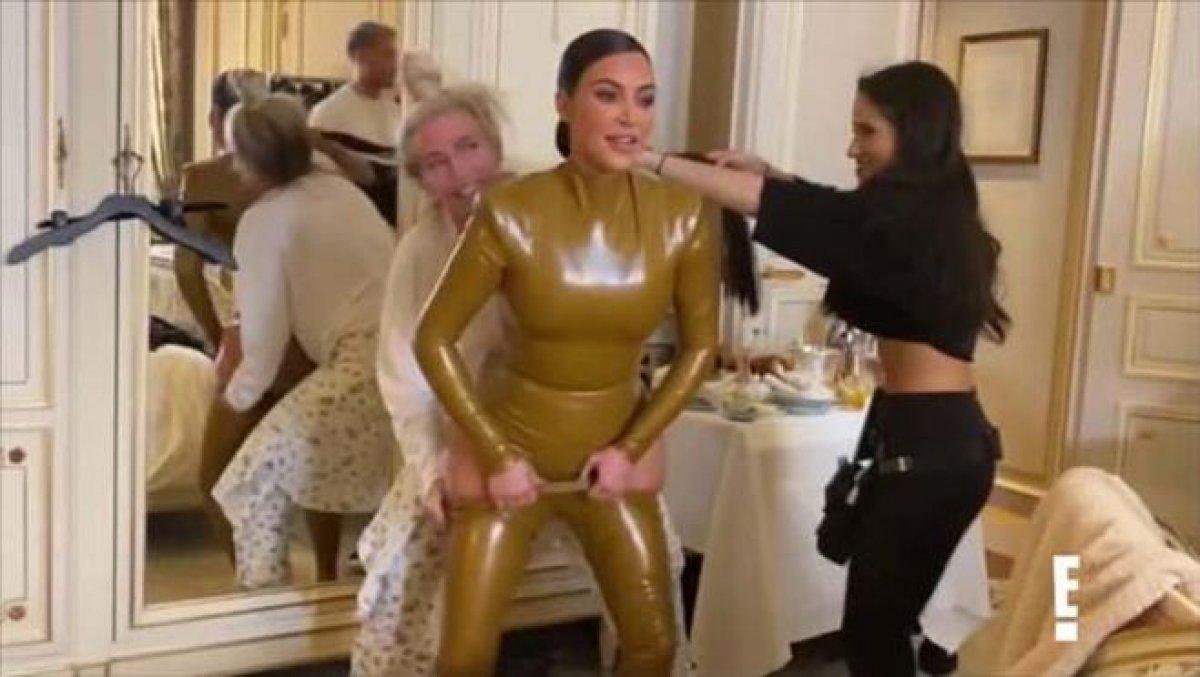 Kim Kardashian'ı iki kişi giydirdi