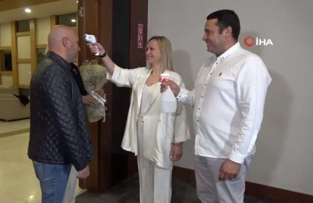 Nikah salonuna gelen davetlilerin ateşi ölçüldü