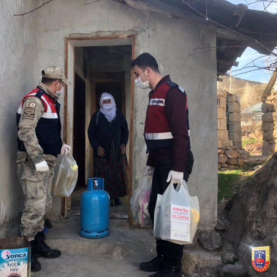 Yaşlı teyzenin, jandarma ile diyaloğu duygulandırdı