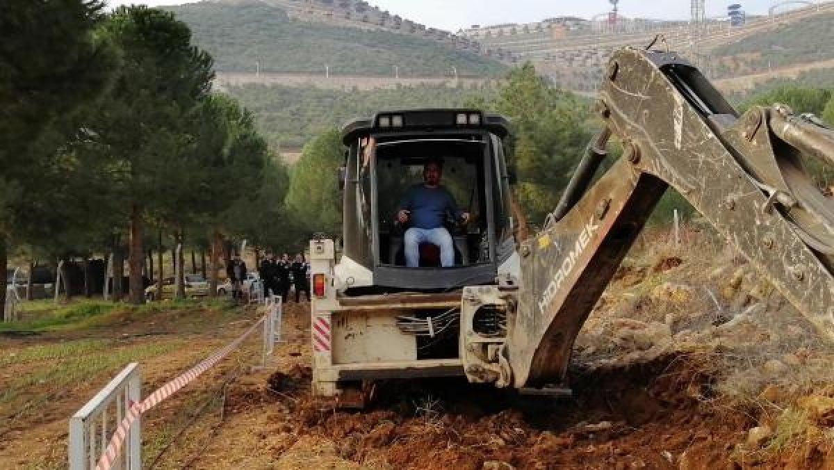 Kadın profesör kepçenin önüne yattı