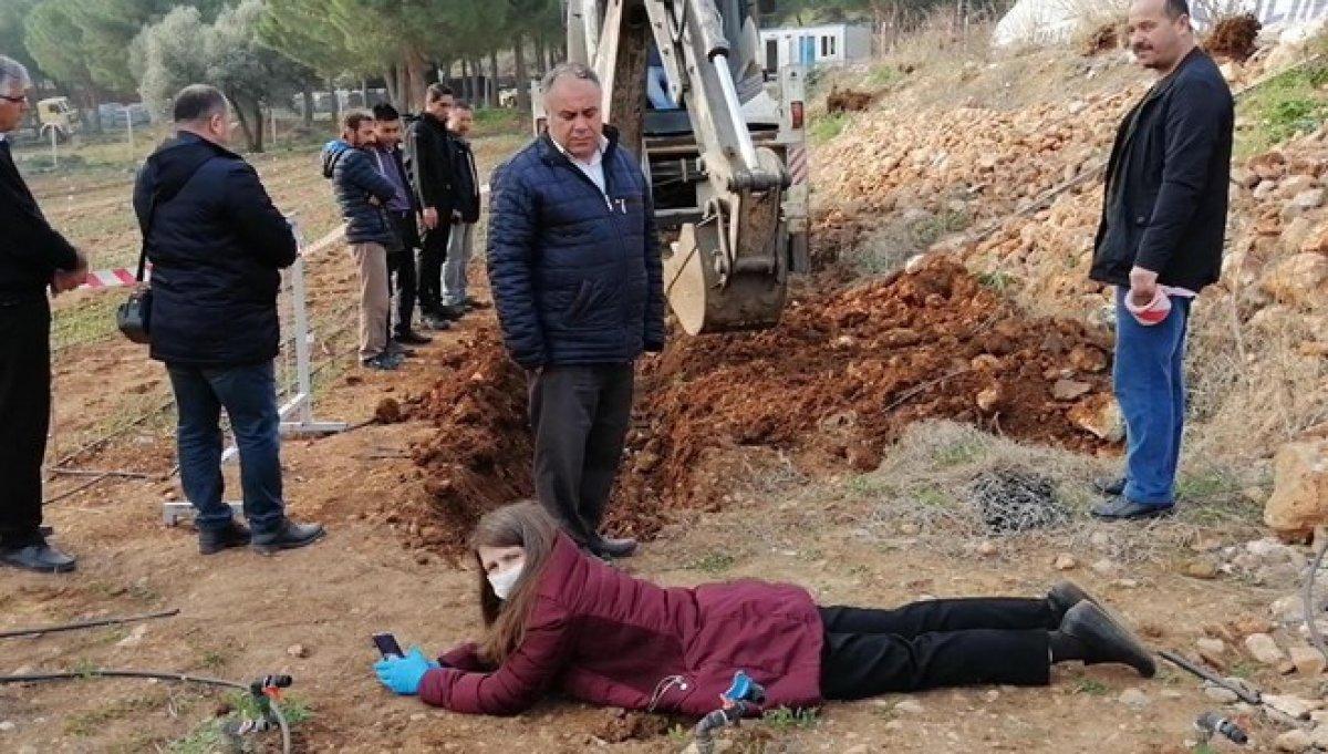 Kadın profesör kepçenin önüne yattı