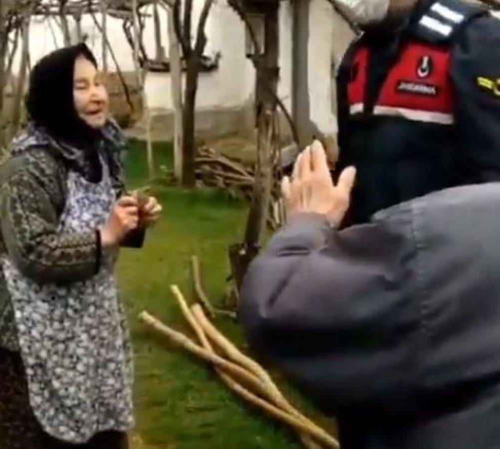 Yaşlı teyzenin, jandarma ile diyaloğu duygulandırdı