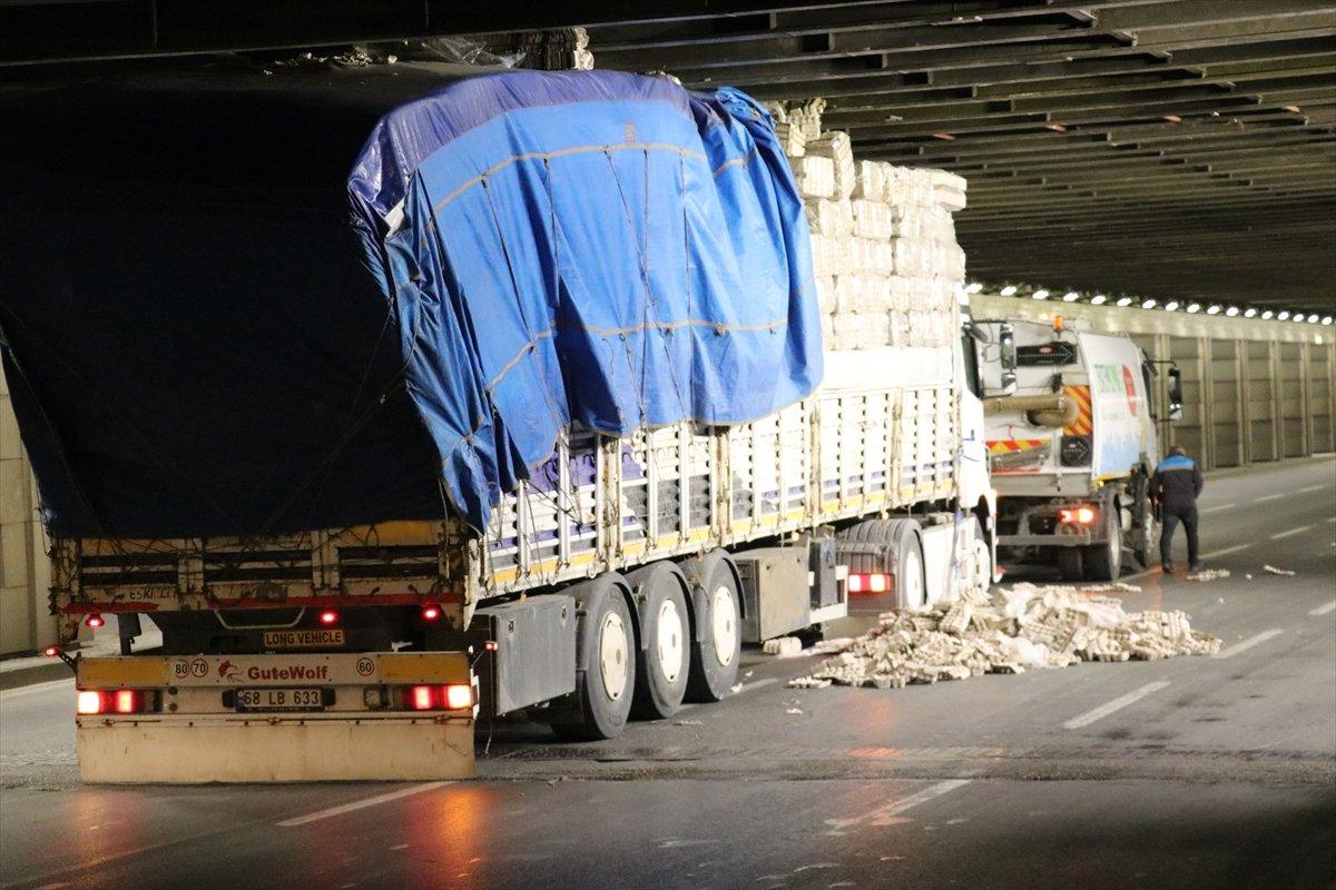 İzmir'de tır alt geçide sıkıştı